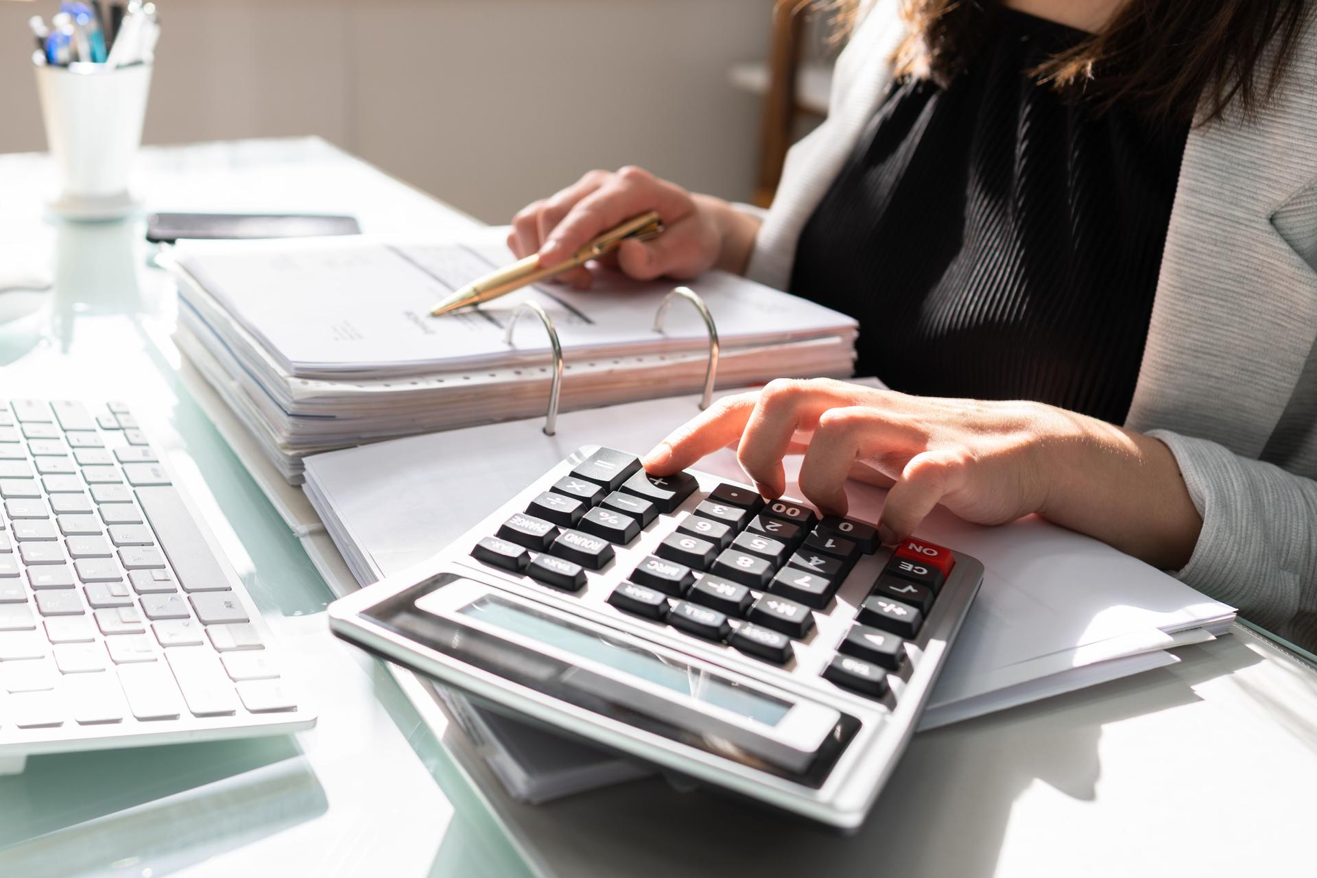 Femme professionnelle de comptable dans le bureau