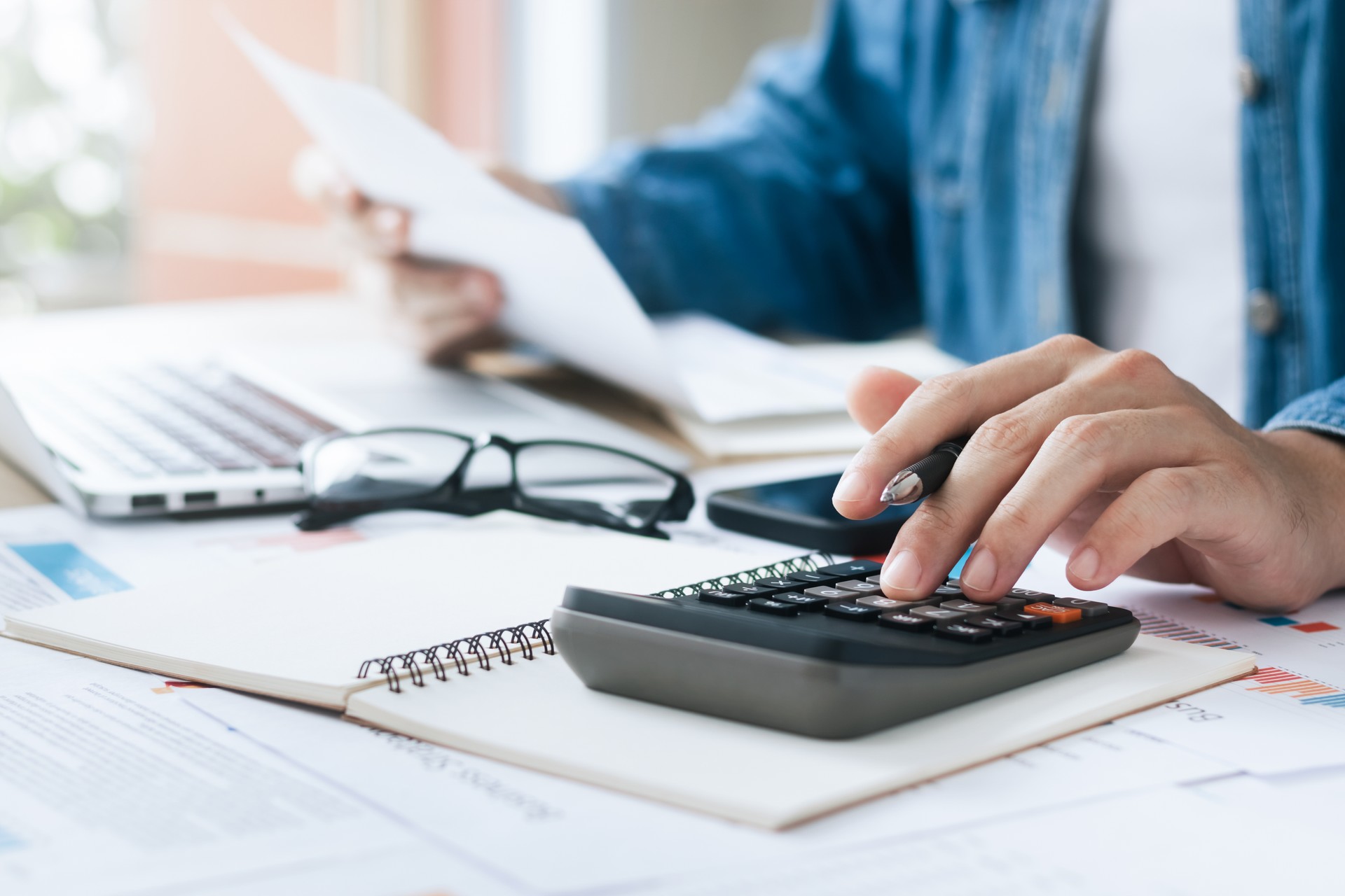 Les investisseurs calculent les profits et les coûts à l’aide de calculatrices, d’une analyse des graphiques de croissance et d’investissement, d’une planification commerciale et de stratégies visant à maximiser les profits des ventes. Plan d�