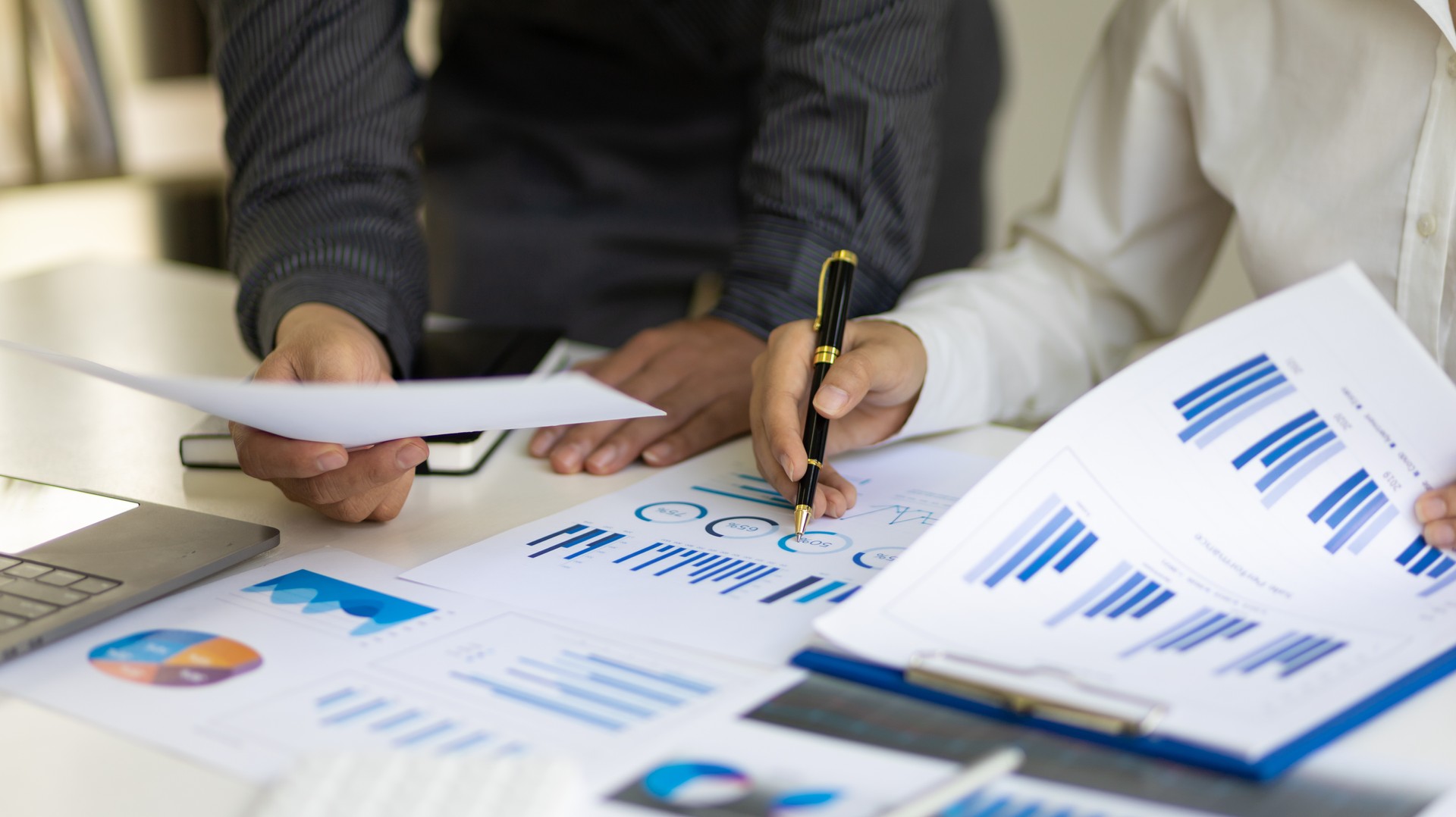 Analyse de la stratégie de marketing d’entreprise et planification des investissements. Réunion du conseiller d’affaires pour discuter de la situation sur le rapport financier. Conseiller financier et concept comptable.