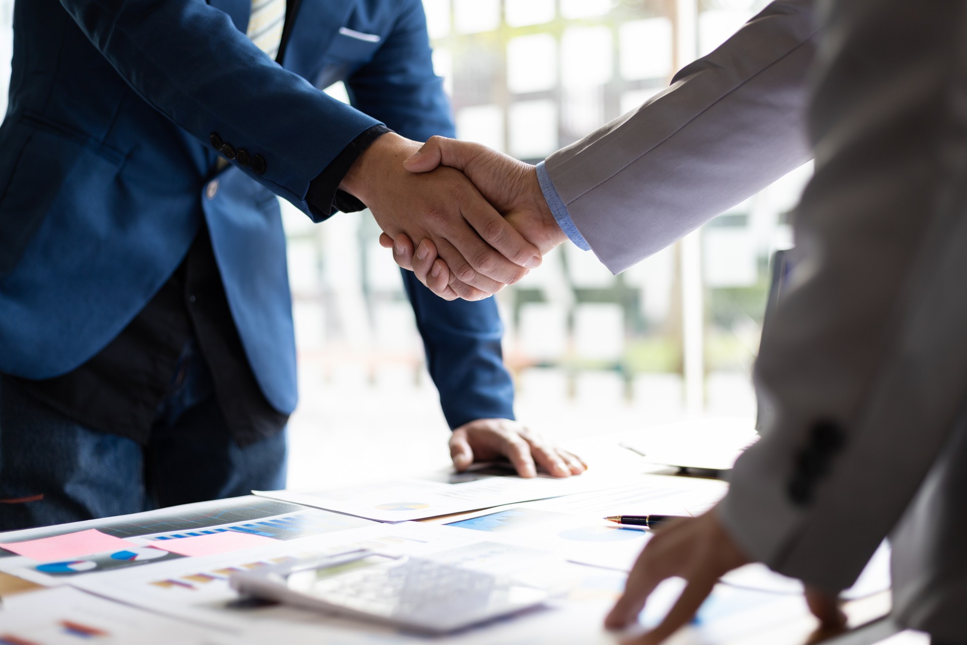 Poignée de main du partenaire commercial après la réunion. Coopération financière et d’investissement.